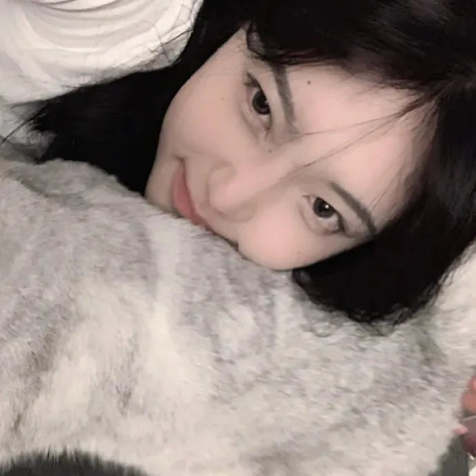 戴流苏耳环的少女